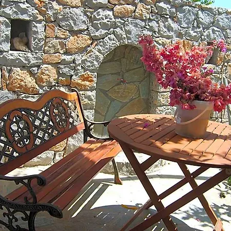 Nikos מלון