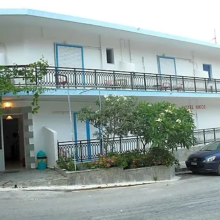 Nikos מלון